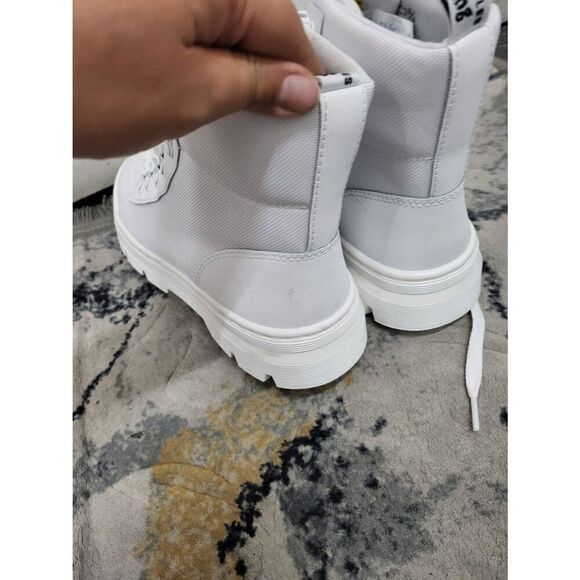 New Dr.Martens boots sz9 - Picture 4 of 6